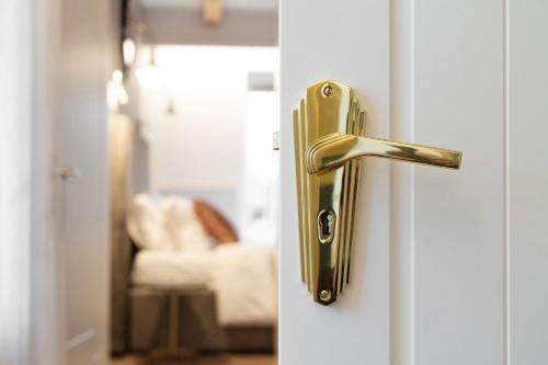 Ένα ή περισσότερα κρεβάτια σε δωμάτιο στο Suite with private bathroom at three bedroom interwar Villa Grabyte with daily spaces to share by pine forest on the bank of the river- 8min by car from old town