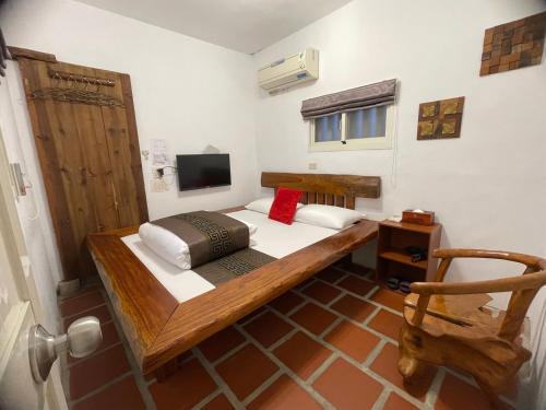 Una cama o camas en una habitación de 八八古藝民宿可包棟