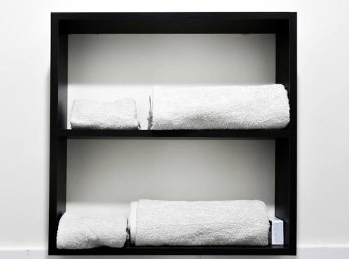 3 serviettes sur une étagère dans une salle de bains dans l'établissement Moderno y hermoso apartamento en Tarapoto con 3 Dormitorios, ideal para familias, à Tarapoto