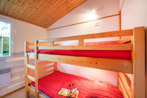 two bunk beds in a tiny house at LE HAMEAU DES ETOILES in Fleurance