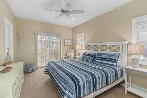 Postel nebo postele na pokoji v ubytování Lakeshore Cottage