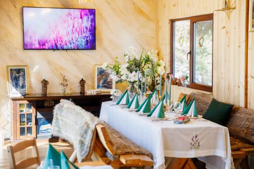 Un comedor con una mesa con flores. en Cabana Din Poienita, en Poiana Brasov