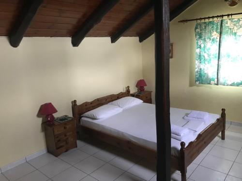 1 dormitorio con 1 cama y 2 lámparas en una habitación en Megisti, en Mourteri