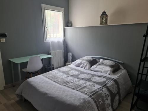 - une chambre avec un lit, une table et une fenêtre dans l'établissement MAISON HELLO Charnay les Macon, à Charnay-lès-Mâcon