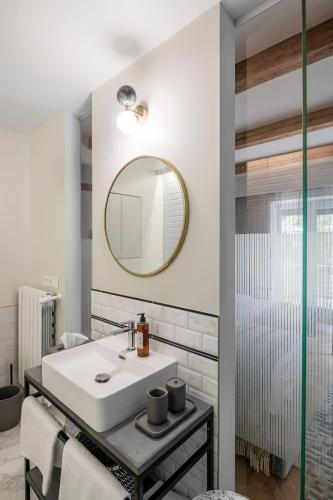 Ένα μπάνιο στο Suite with private bathroom at three bedroom interwar Villa Grabyte with daily spaces to share by pine forest on the bank of the river- 8min by car from old town