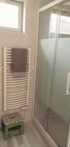 La salle de bains est pourvue d'une cabine de douche en verre. dans l'établissement Chambre d'hôtes sur les plages du débarquement, à Ver-sur-Mer