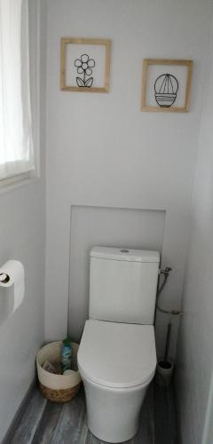 a white bathroom with a toilet in a room at Chambre d'hôtes sur les plages du débarquement in Ver-sur-Mer