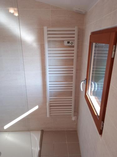 une salle de bain avec douche, toilettes et fenêtre dans l'établissement Le Galion, à Thiers