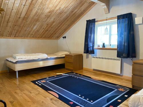 een kamer met een bed en een tafeltennistafel bij Fjällstuga i avskildhet in Idre