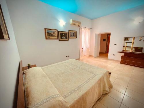 Ein Bett oder Betten in einem Zimmer der Unterkunft Appartamento vacanze 150mq a 100 metri dal mare