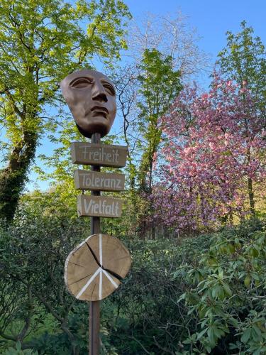 a statue of a head on a street sign at Ferienwohnung Varus in Ostercappeln