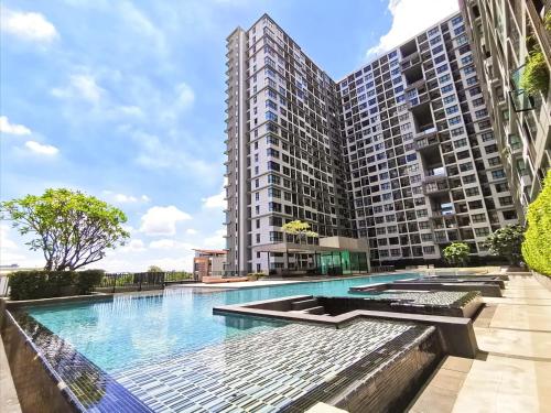 a large swimming pool in front of a tall building at Entire apartment near BTS 2 bedrooms with view in Ban Song Hong