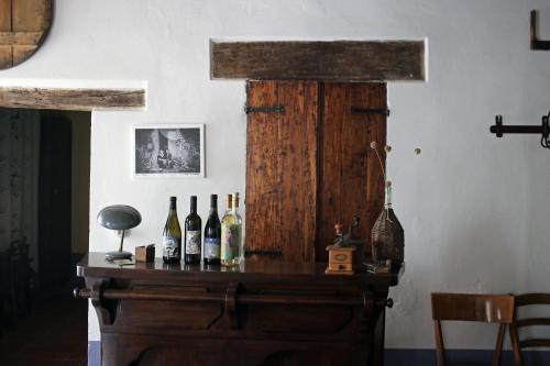 a wooden table with bottles of wine on it at B&B Agriturismo Casa Vallona in Monte San Pietro