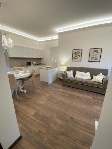 a living room with a couch and a table at LA CASA DEL FALEGNAME in Laterina