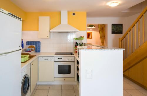 A kitchen or kitchenette at Les Bains de Rosheim