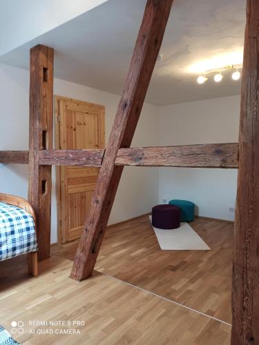 Tempat tidur susun dalam kamar di Neue Ferienwohnung in Illmensee Ruschweiler