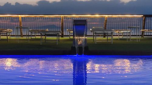 fontanna na środku basenu z wodą w obiekcie Corte Degli Ulivi Resort w mieście Vico Equense