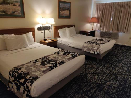 A bed or beds in a room at Skyline Motor Inn