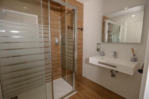 un baño con ducha y lavabo en Charme da Mourela, en Covelães