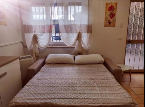 uma cama grande num quarto com uma janela em Casa Giulia near Lazise, Garda lake and Gardaland em Lazise