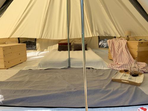 Кровать или кровати в номере Bigova Glamping