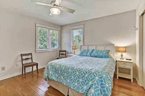 Säng eller sängar i ett rum på Marsh Front Deck Home