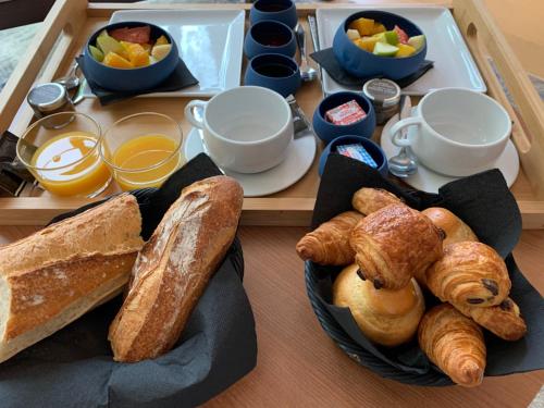 une table recouverte d'un plateau de pain et de viennoiseries dans l'établissement Urban Style Victoria Boutique Hotel, à Arcachon