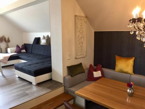 Posezení v ubytování Ferienwohnung Schwalbennest-Großkoschen