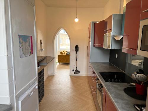 Majoituspaikan Appartement hyper centre Perros-Guirec keittiö tai keittotila