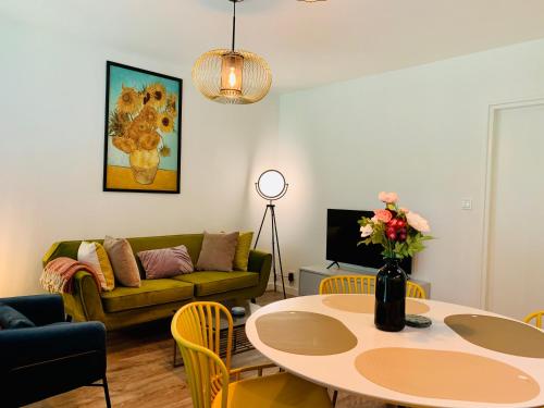 een woonkamer met een tafel en een bank bij Wilde Moeflon, geniet van de vrije natuur! in Otterlo