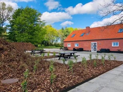 a picnic table in front of a brick building at Egebjerggaard Bed & Breakfast in Sig