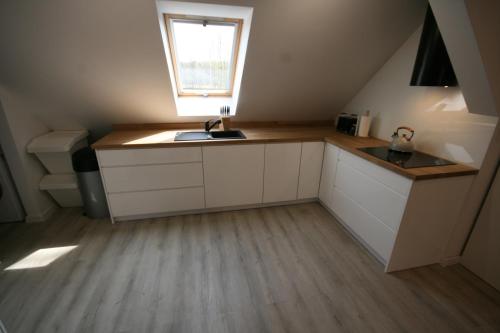 a small kitchen with a sink and a window at Leśniczówka Grabczok in Grabczak