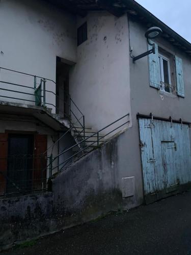 een wit gebouw met een deur en een balkon bij Appartement équipé au centre de Bletterans in Bletterans
