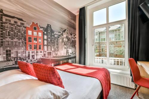 a hotel room with a bed and a window at Prinsenhotel in Amsterdam