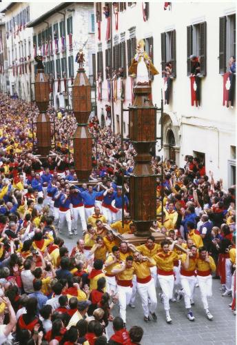 a large crowd of people watching a parade at Dimora Casina dell'abbondanza in Gubbio