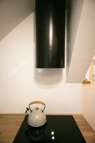 a black and white tea pot on a table at Leśniczówka Grabczok in Grabczak