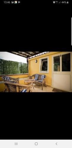 un porche cubierto con sillas y mesa en Villa Francesco, en San Leone