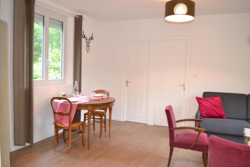 ein Wohnzimmer mit einem Tisch, Stühlen und einem Sofa in der Unterkunft Sologne - Maison indépendante au cœur des châteaux in Cheverny