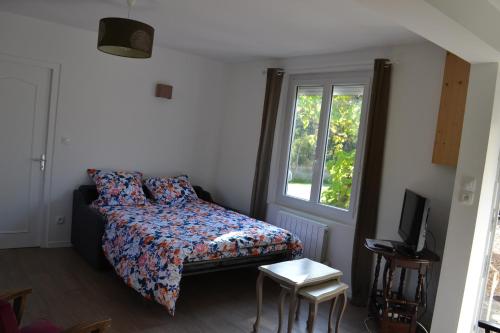 ein kleines Schlafzimmer mit einem Bett und einem Fenster in der Unterkunft Sologne - Maison indépendante au cœur des châteaux in Cheverny