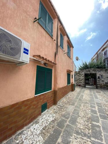 un edificio con un condizionatore d'aria sul lato di Casetta Milu’ a Ustica