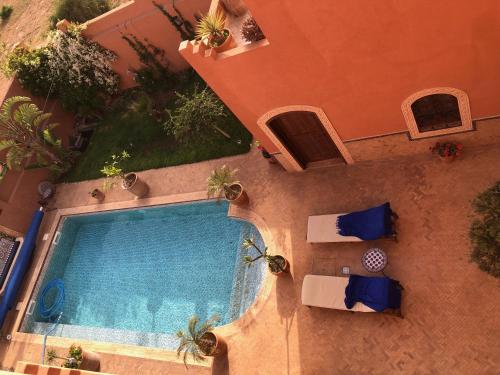 Uitzicht op het zwembad bij Riad SOUS LES ETOILES of in de buurt