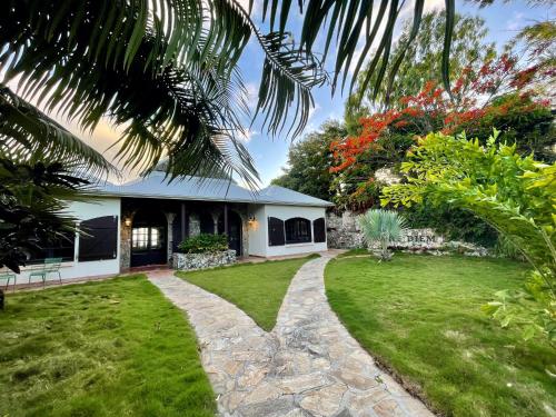Taman di luar The Paradise Peak Adults only
