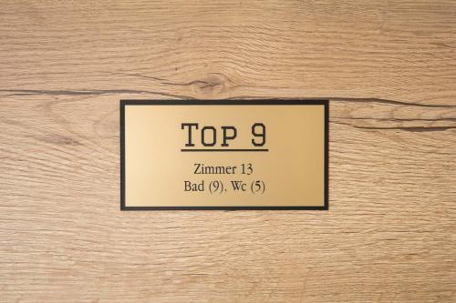 a sign on a wooden wall that reads top at Luxury Apartment Monte Carlo in Pörtschach am Wörthersee