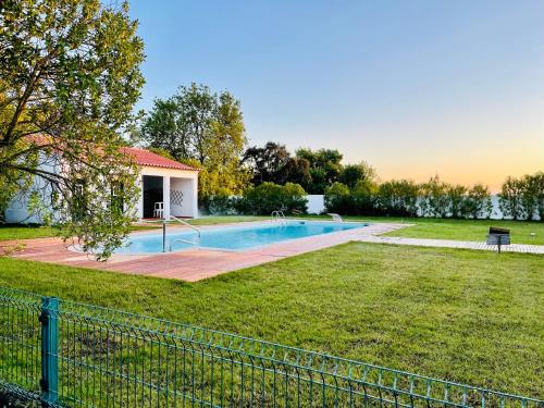 a house with a swimming pool in a yard at Casas Herdade do Convento da Serra in Almeirim