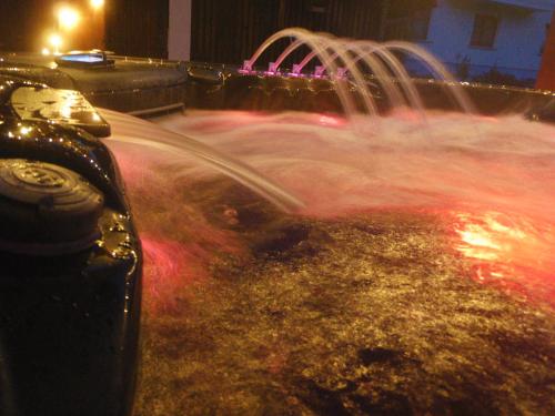a close up of a water fountain at night at Gîte du Silberwald charmant gîte avec spa - jacuzzi , accès privatif in Stosswihr