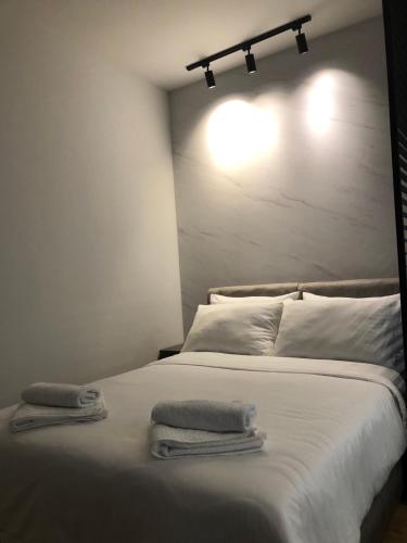 Llit o llits en una habitació de Sokak Apartment