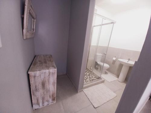 ein Bad mit einer Dusche, einem WC und einem Waschbecken in der Unterkunft Lime Court Three in Pretoria