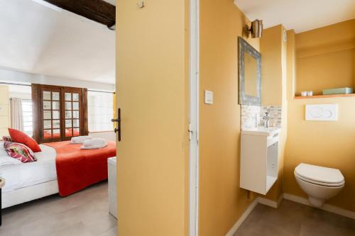 une salle de bain avec un lit et des toilettes dans une chambre dans l'établissement Unique Parisian Loft at the Classy St Germain, à Paris