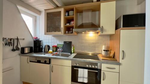 Virtuvė arba virtuvėlė apgyvendinimo įstaigoje Gemütliche Maisonettewohnung mit Dachterrasse am Schloß
