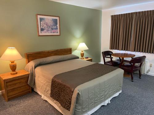 Säng eller sängar i ett rum på Murphey's Motel LLC